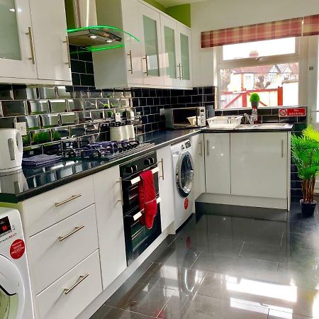 London 2 Bedroom Apartment, Kitchen, Reception And Private Garden Екстериор снимка
