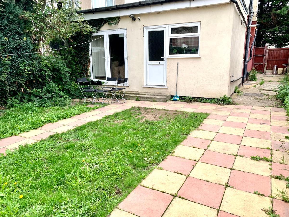 London 2 Bedroom Apartment, Kitchen, Reception And Private Garden Екстериор снимка