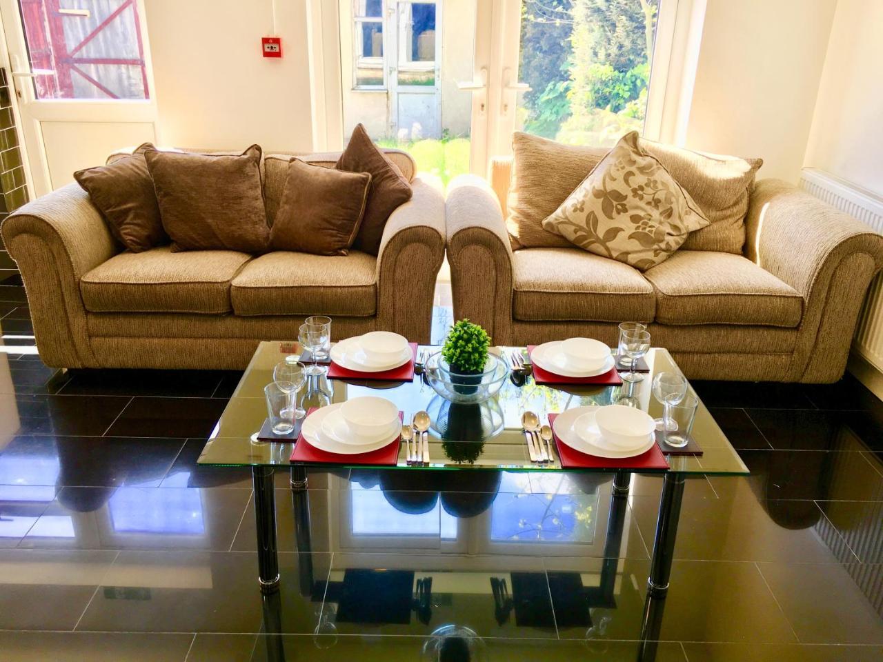 London 2 Bedroom Apartment, Kitchen, Reception And Private Garden Екстериор снимка