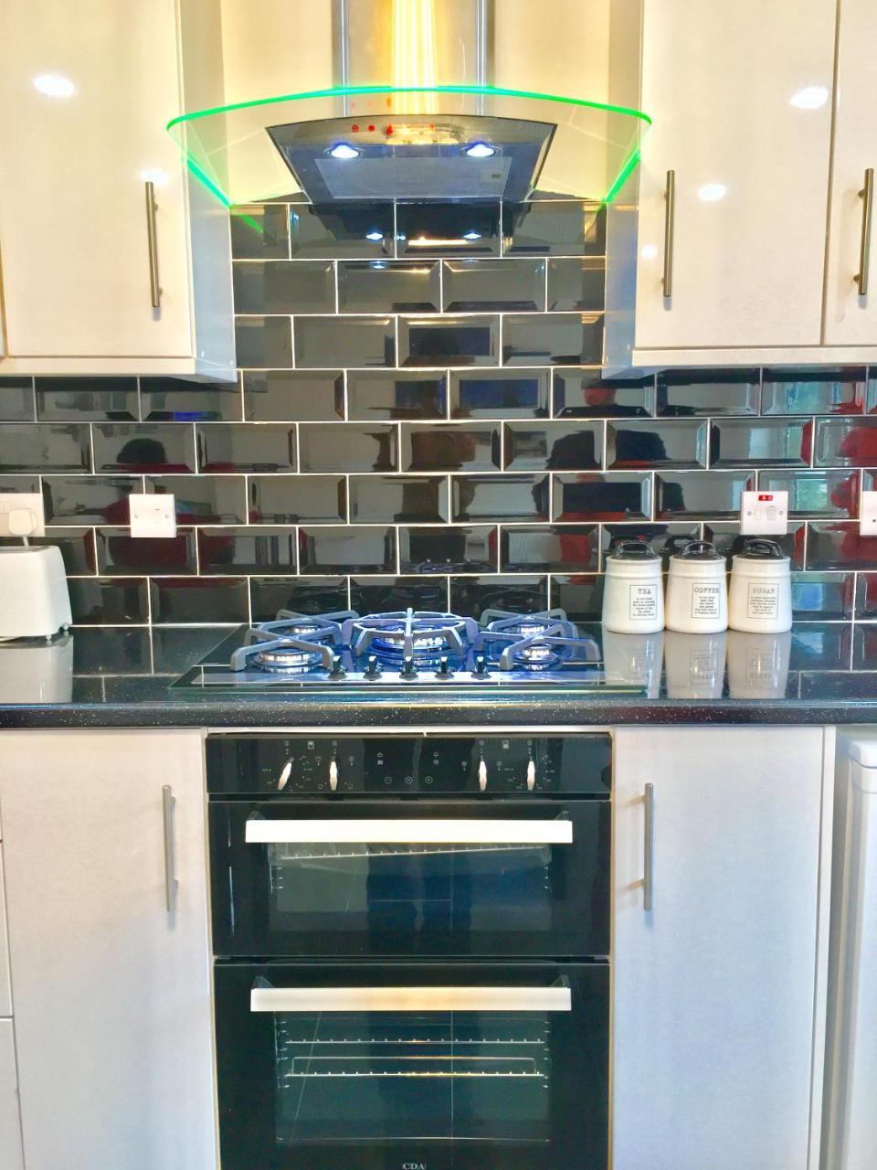 London 2 Bedroom Apartment, Kitchen, Reception And Private Garden Екстериор снимка