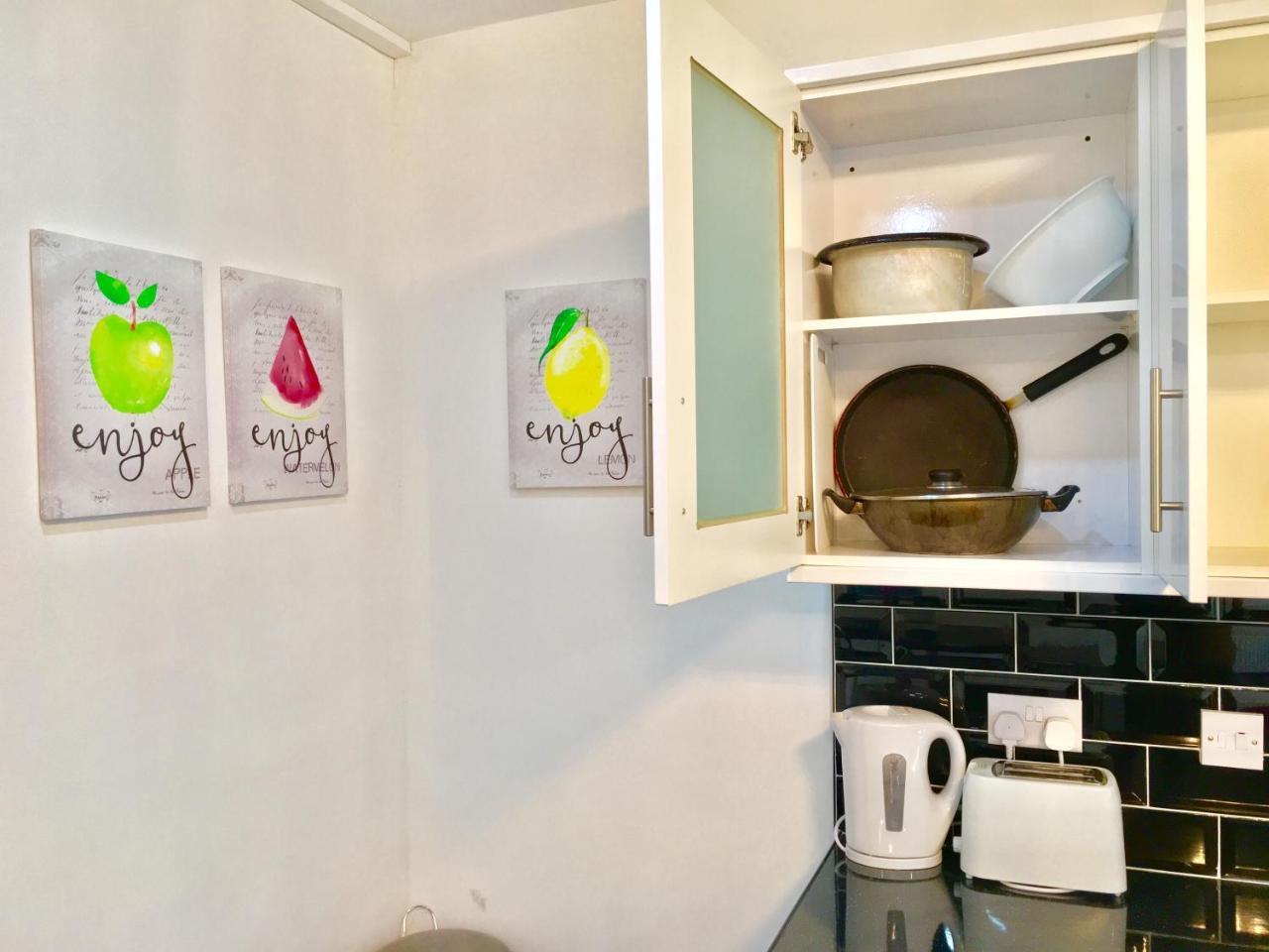 London 2 Bedroom Apartment, Kitchen, Reception And Private Garden Екстериор снимка