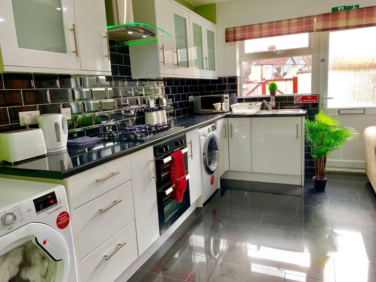 London 2 Bedroom Apartment, Kitchen, Reception And Private Garden Екстериор снимка