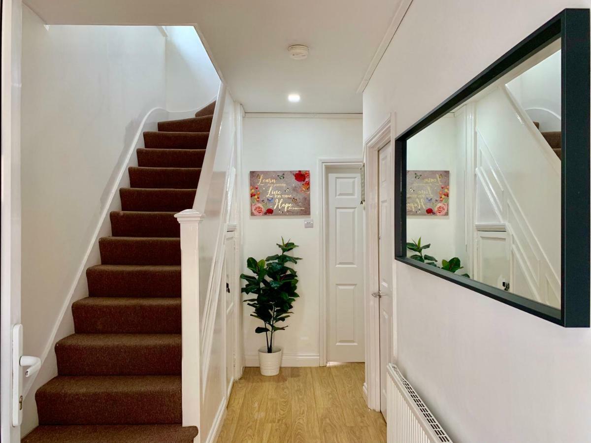 London 2 Bedroom Apartment, Kitchen, Reception And Private Garden Екстериор снимка