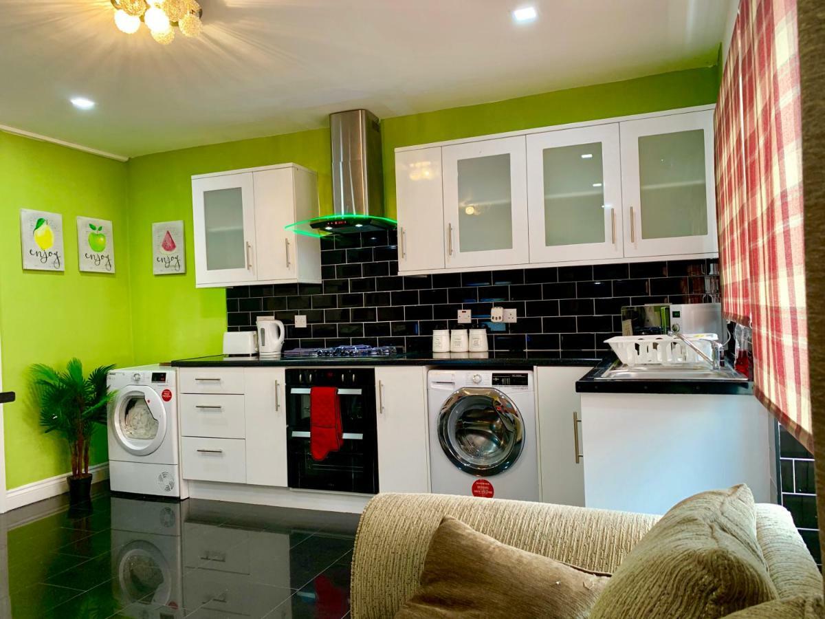 London 2 Bedroom Apartment, Kitchen, Reception And Private Garden Екстериор снимка