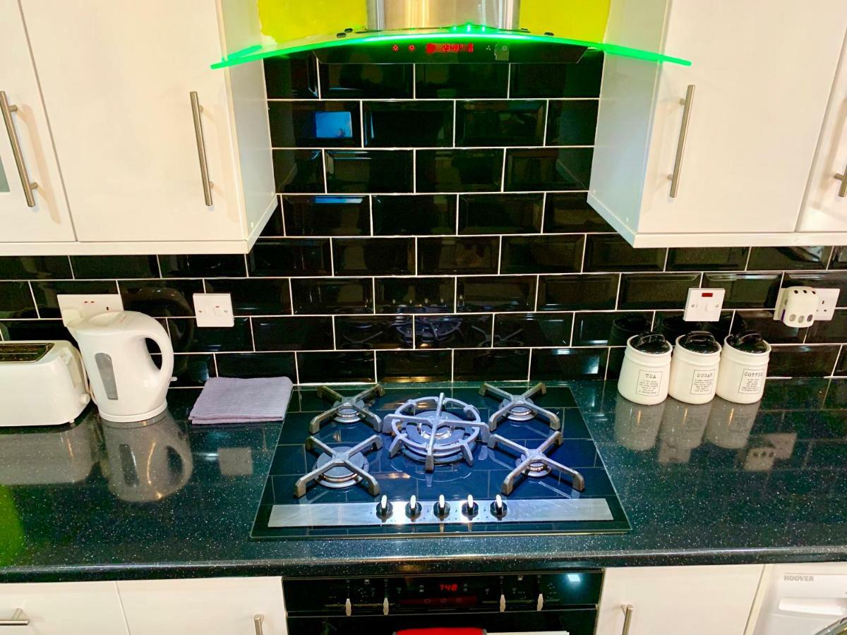 London 2 Bedroom Apartment, Kitchen, Reception And Private Garden Екстериор снимка